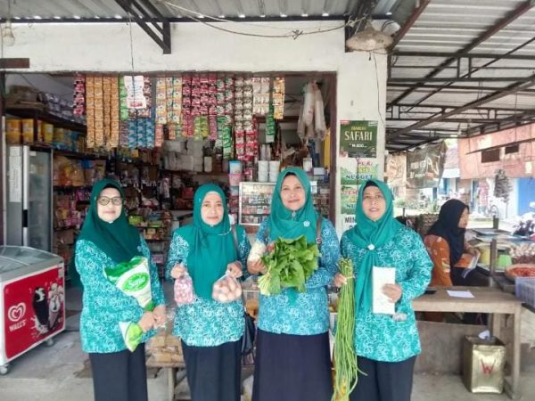 Kegiatan PKK Desa Semen Belanja di Pasar: Wujud Dukungan Ekonomi Lokal